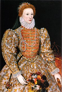 Portrett i full lengde av dronning Elizabeth i begynnelsen av 40-årene.  Hun har rødt hår, lys hud og har på seg en krone og et perlekjede.