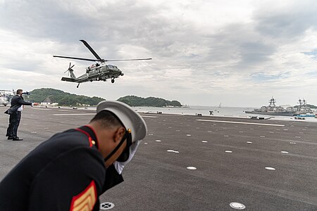 Tập_tin:De_Marine_One_met_VS-president_Trump_aan_boord_landt_op_het_vliegdek_van_de_Japanse_helikoptercarrier_Kaga,_-28_mei_2019_b.jpg