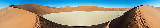 Вид с окрестных дюн на Мёртвую долину глиняного плато Соссусфлей в Намибии