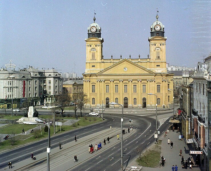 File:Debrecen, Piac utca, balra a Kossuth tér, szemben a Református Nagytemplom. - Fortepan 99329.jpg