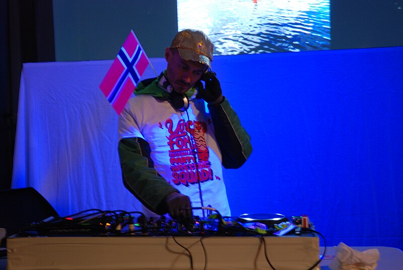 File:Den norske DJ Copyflexx spiller til Nordisk kulturnat i København 2012.jpg