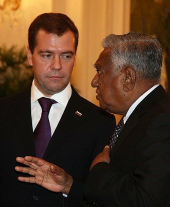 Russian President Dmitry Medvedev speaking to President S. R. Nathan during the former's visit in 2009
