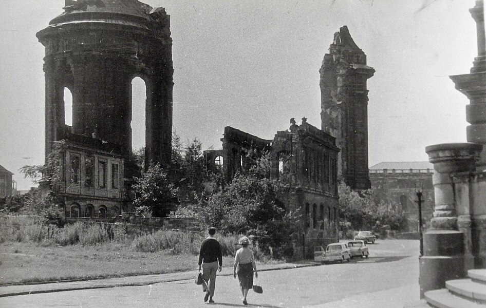 Reste des Coselpalais vor der Frauenkirchruine im August 1966