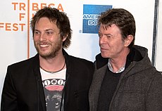 Bowie en 2009 con su hijo Duncan Jones en el estreno de su debut como director, Moon.