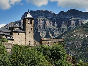 Igreja de Torla e maciço do Monte Perdido