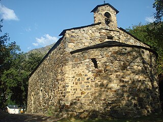 Abside à l'est et mur sud avec l'ancienne porte