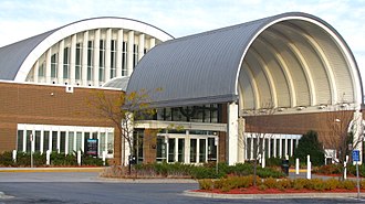 Eden Prairie Library, beşik tonozlu bir porte corchere girişine sahiptir.