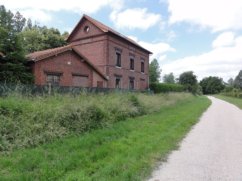 File:Effry (Aisne) ancienne gare, Axe vert de la Thiérache.JPG