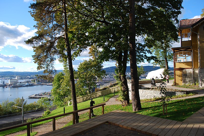 File:Ekebergparken garden with Karlsborg.JPG