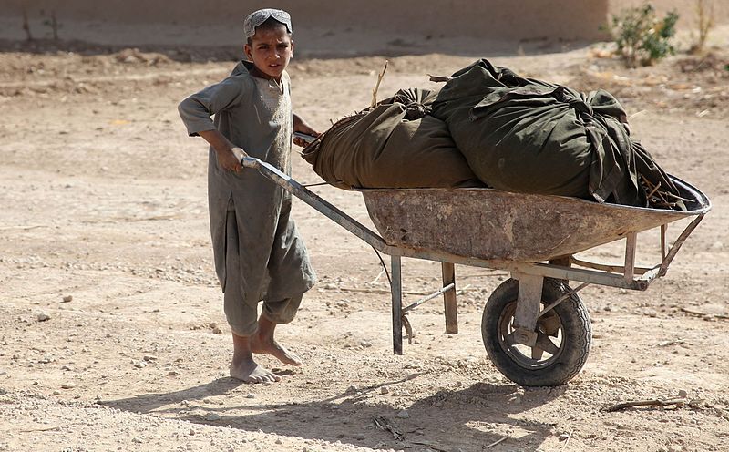 File:Engineers fortify a Musa Qal'eh outpost DVIDS338145.jpg