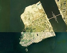 江島の空中写真。1976年撮影の4枚を合成作成。画像右側（東側）に見える橋は、2009年に撤去された中浦水門上に設けられた道路橋である。撮影当時はまだ、江島大橋も大根島への堤防道路も建設されていない。 国土交通省 国土地理院 地図・空中写真閲覧サービスの空中写真を基に作成。
