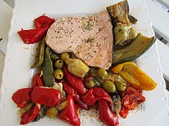 Espadon, poivron grillé, courgette, cœurs d'artichauts marinés, et olives