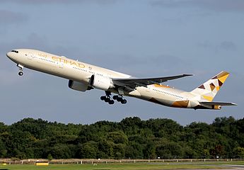 Etihad Boeing 777-300ER styg op by Manchester se lughawe