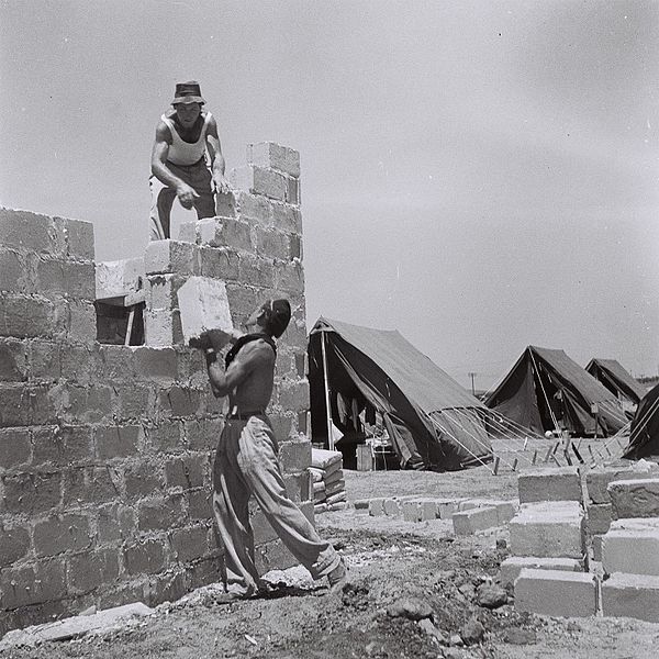 File:FOUNDING MEMBERS OF MOSHAV BATZRA BUILDING THE FIRST SOLID HOUSE ON THE SITE. חברי מושב בצרה בשרון בונים את בית האבן הראשון במושב.D840-043.jpg