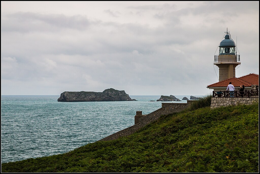 Faro de Suances (28098850572).jpg