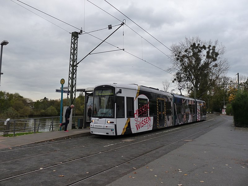 File:Fechenheim tram 2017 2.jpg