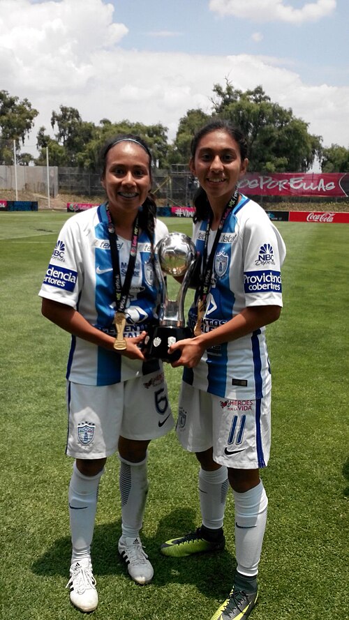 Pachuca Femenil players Karla Nieto and Fátima Arellano holding the 2017 Copa MX Femenil trophy.