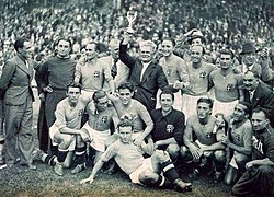Finale de la Coupe du monde 1938 à Colombes (France), le sélectionneur Pozzo brandit la 'victoire ailée'.jpg