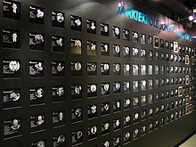 Foto einer Wand, an der Mitglieder der finnischen Hockey Hall of Fame ausgestellt sind.