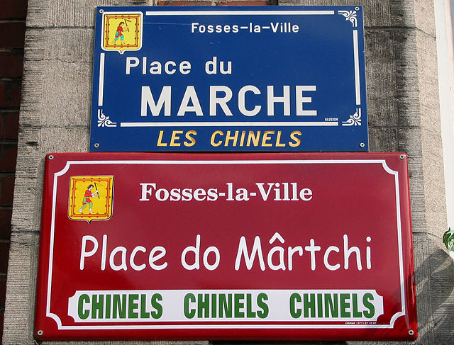 Bilingual French-Walloon street sign in Fosses-la-Ville