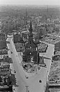 Totalverlust Leipziger Sakralbau Blick vom Neuen Rathaus auf die Ruine der Trinitatiskirche, 1954 wurde die Kirchenruine gesprengt. Die Gemeinde erhielt eine Baugenehmigung für einen Kirchenneubau, die dann allerdings durch die SED-Regierung zurückgezogen wurde.[182]