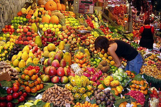 Een fruitkraam in Barcelona, Spanje.