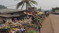 Пазар за плодове и зеленчуци в Пенджа - Камерун.jpg