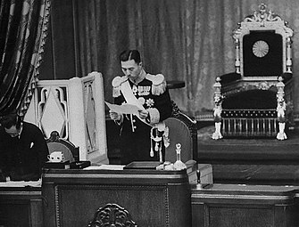 Przewodniczący Izby Parów Fumimaro Konoe czytający reskrypt cesarski (1936), w tle tron cesarza