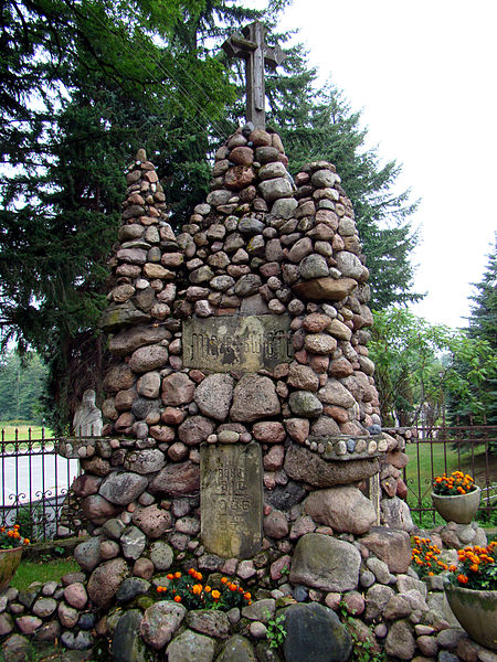 File:Górno - kościół pw. Ofiarowania NMP - kamienny pomnik-krzyż (06) - DSC04446 v1.jpg