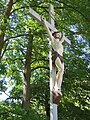 Une statue du Christ en croix