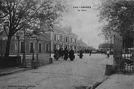 Cour des voyageurs, arrivée d'un train.