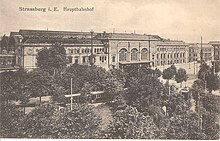 Carte postale ancienne montrant une vue générale de la gare contemporaine et de son parvis.