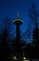 beleuchteter Gaußturm auf dem Hohen Hagen in den Abendstunden