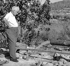 Leo Picard při inspekci vodního vrtu poblíž Jeruzaléma, cca 1960