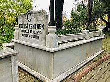 Hulusi Kentmen'in İstanbul'daki Karacaahmet Mezarlığı'nda bulunan kabri