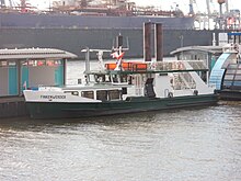 HADAG-veerboot Finkenwerder op het ponton van de St. Pauli-vismarkt