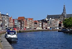 der Fluss Spaarne auf der Höhe des Turfmarkts