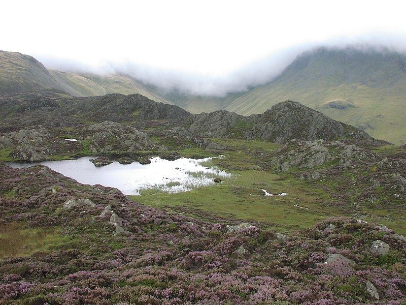 File:Haystacks and Innominate Tarn.jpg