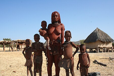 Dona himba i alguns membres de la família a la lalr del seu pare a Otutati, Namíbia.