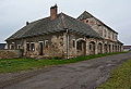 Velkostatek Hněvousice, obytný objekt se stájemi čp. 6, jihovýchodní pohled. This is a photo of a cultural monument of the Czech Republic, number: 21400/2-3572. Památkový katalog  · MIS  · hledat obrázky  · hledat seznamy  · Wikidata