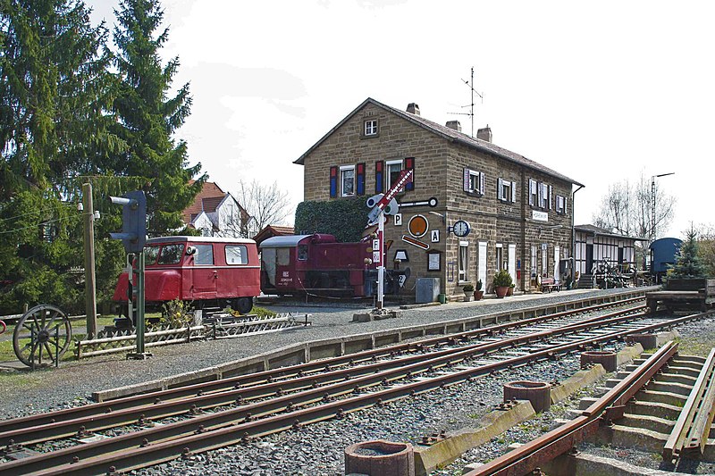 File:Hofheim-Unterfranken-Bahnhof.jpg