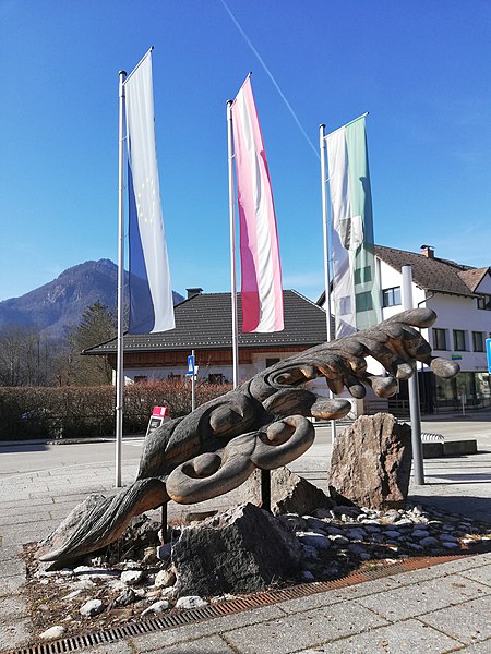 File:Holzskulptur Der Schwall Grünau im Almtal 20210220.jpg