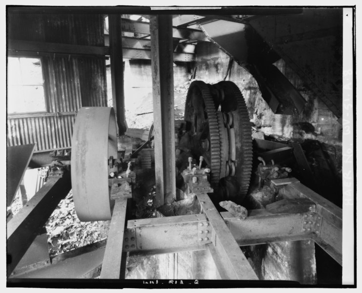 File:INTERIOR, CONVEYOR MOTOR ROOM, DETAIL SHOWING FLYWHEEL (LEFT) AND CONVEYOR HEAD SPROCKET (RIGHT), MAIN HOPPER (FAR RIGHT), LOOKING NORTH - Nuttallburg Mine Complex, Headhouse, HAER WVA,10-LOUT.V,1A-8.tif