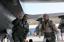 Um piloto iraquiano (na direita) conversando com um militar americano, como parte de um programa de treinamento conjunto.