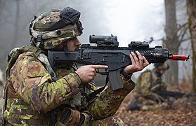 Italiaanse soldaten toegewezen aan het 11e Bersaglieri-regiment tijdens Combined Resolve XV (2).jpg