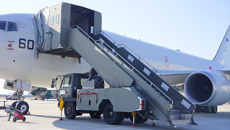 File:JASDF Gangway ladder vehicle in Komaki Base 20140223.JPG