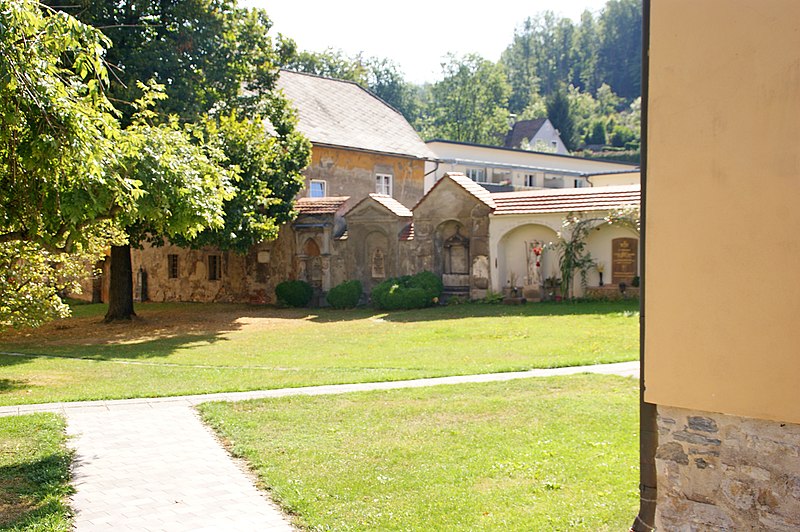 File:Jakobikirche Leoben Friedhof 04.JPG