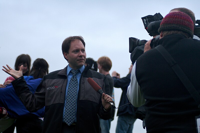 File:Jason DeRusha WCCO Reporter Minneapolis Pillow Fight 1557524941.jpg