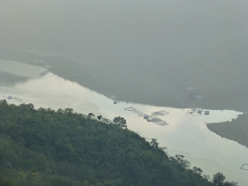 File:Jianshui - Potou xiang - approaching Red River - P1370759.JPG