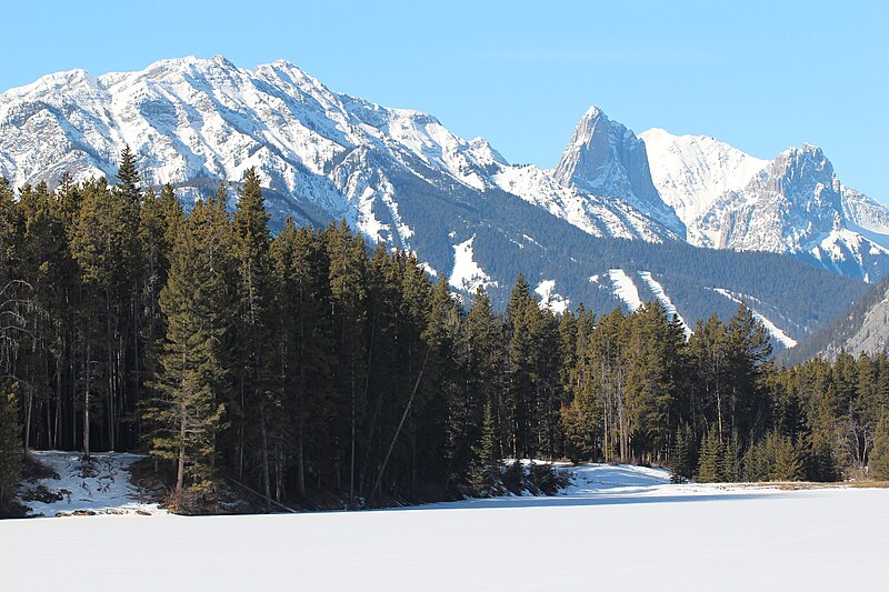 File:Johnsons Lake Alberta Canada Banff national park (16055273314).jpg